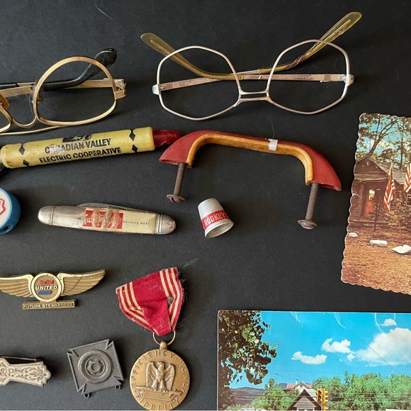 Vintage lot of Eyeglasses & Bottle Caps & Knick Knacks & Beer Memorabilia - Picture 4 of 8